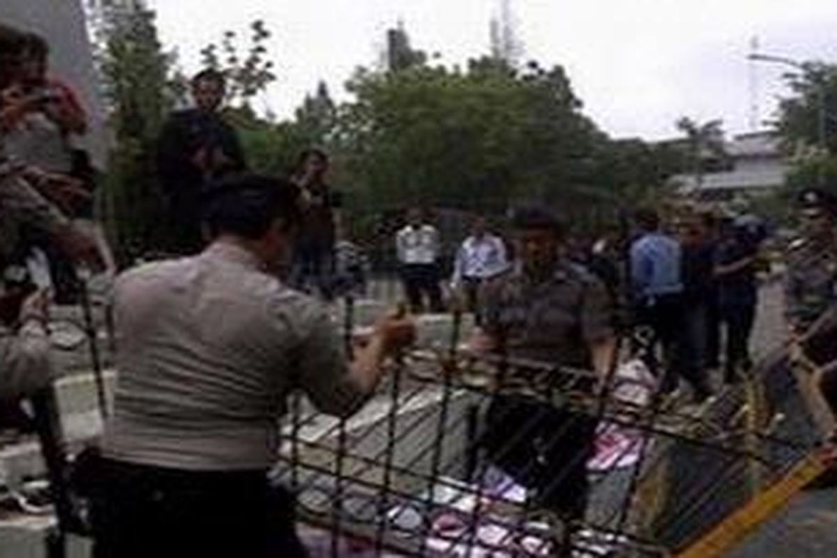 Tugu PON Riau roboh dirusak massa mahasiswa, Rabu (23/5/2012).