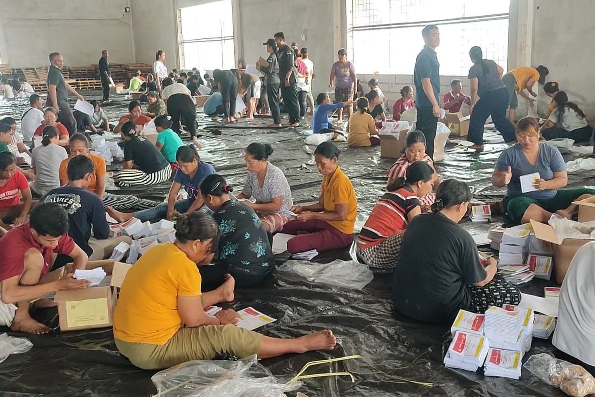 Petugas menyortir dan melipat surat suara di Gudang Logistik KPU Kabupaten Buleleng, Provinsi Bali, Senin (4/12/2023).