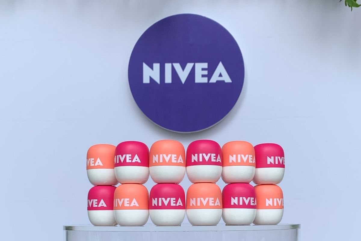 Produk pelembab bibir Nivea Lip Balm Pop Ball.