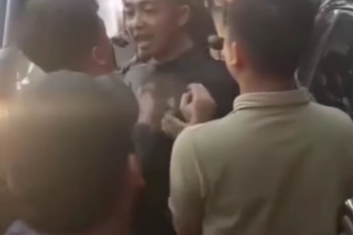 VIRAL: Video seorang tentara berinisial Pratu IY adu mulut dengan pengendara mobil di Jalan Sultan Agung depan Hotel Padma, Jawa Tengah (Jateng) viral di media sosial.