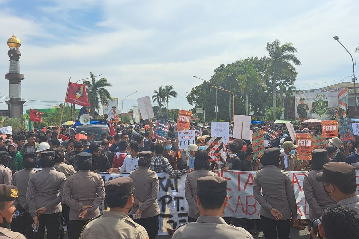 Aksi unjuk rasa penolakan kenaikan harga BBM di depan gedung DPRD Provinsi Bengkulu diikuti ratusan petani dan mahasiswa dari sejumlah perguruan tinggi, Senin (26/9/2022).