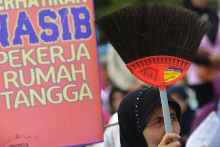 Unjuk rasa pekerja rumah tangga memperingati Hari Perempuan Internasional di Jakarta, Minggu (8/3/2015). Dalam aksinya, mereka menuntut pemerintah dan DPR untuk segera mengesahkan RUU PRT, serta memberikan jaminan perlindungan, upah layak, dan kesejahteraan.