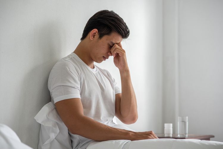 Sakit kepala tiba-tiba dan sangat hebat seperti disambar petir (thunderclap headache) bisa jadi tanda pendarahan di otak. Simak penjelasan dokter.