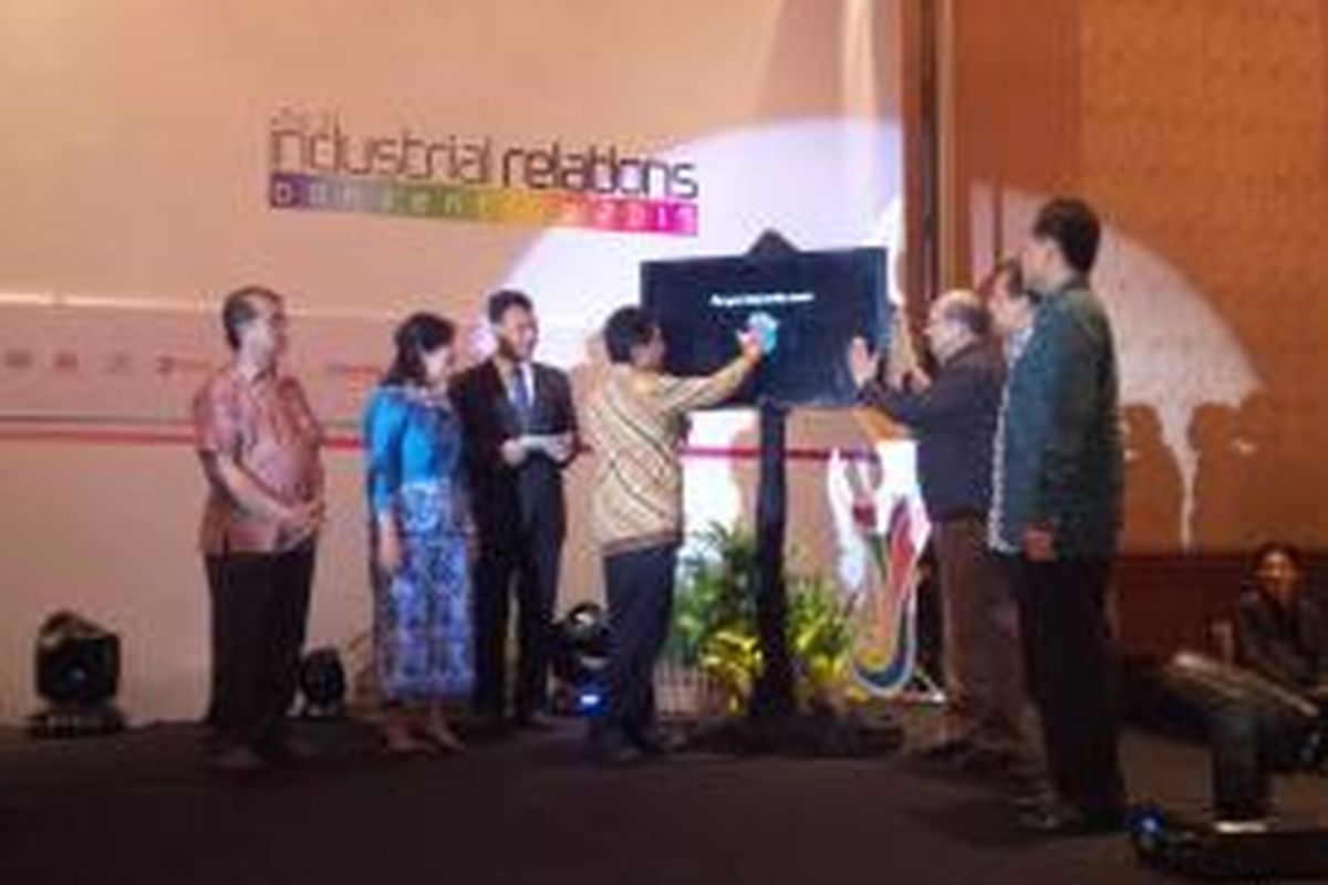 Pimpinan Apindo membuka acara The 3rd Industrial Relation Convention 2015 di Bandung.