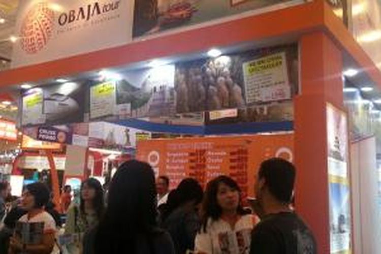 Pengunjung Garuda Indonesia Travel Fair (GATF) 2015 di Jakarta Convention Center (JCC).