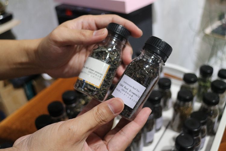 Dua jenis teh lokal Indonesia yang wajib dicoba di kedai Pieces of Peace, green sinensis dan red sinensis