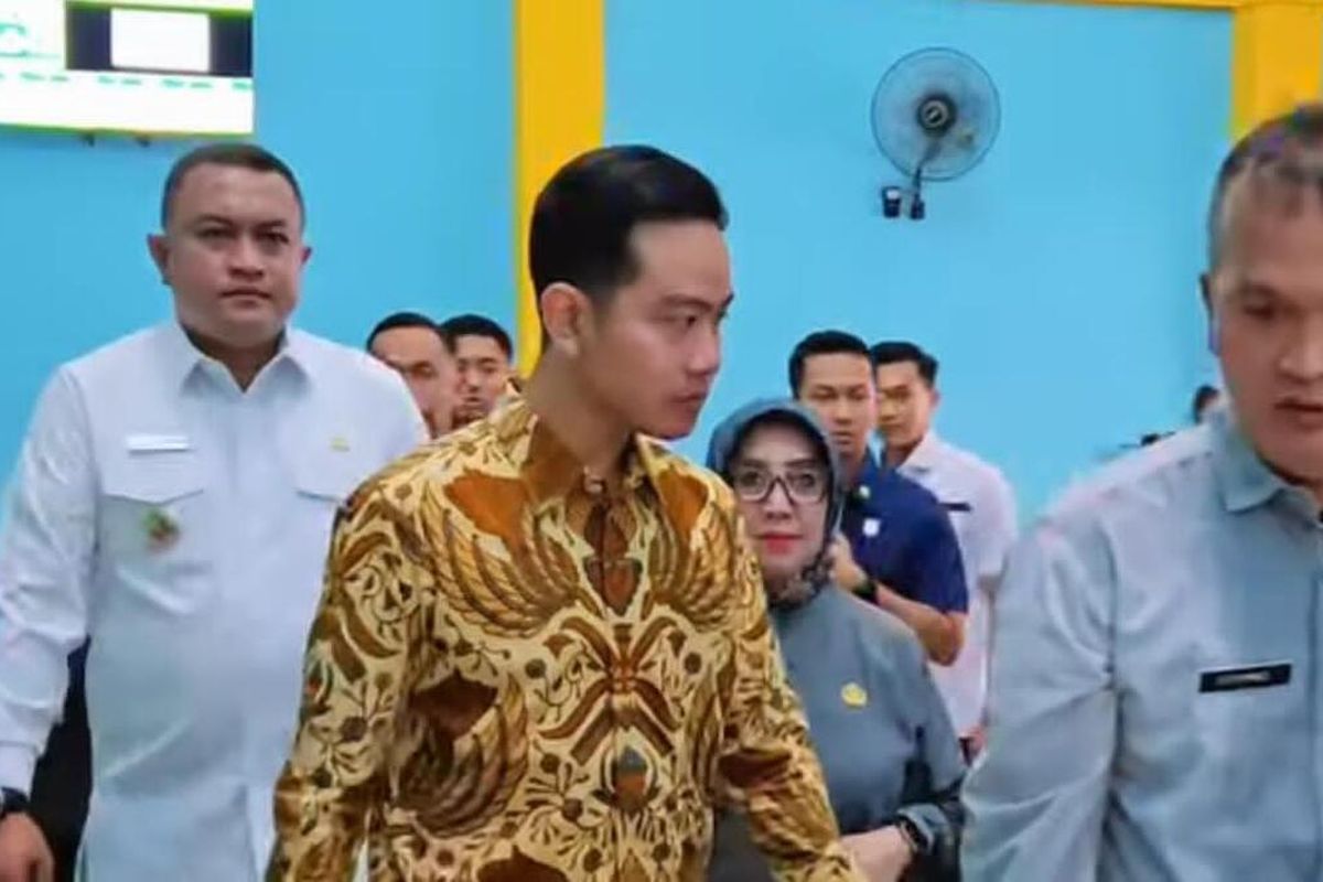 Wakil Presiden Gibran Rakabuming Raka meninjau pelaksanaan cek kesehatan gratis atau CKG di Puskesmas Cibinong, Kabupaten Bogor, Jawa Barat, Selasa (18/3/2025). Dia didampingi Bupati Bogor Rudy Susmanto