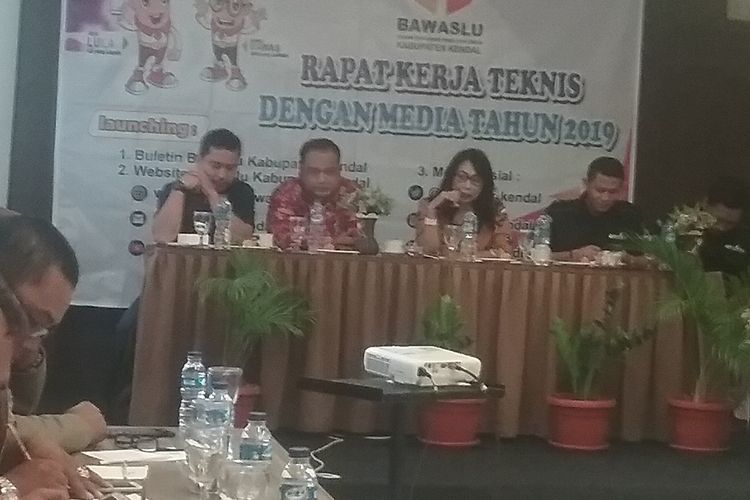 Bawaslu Kendal saat rapat kerja teknis dengan media.