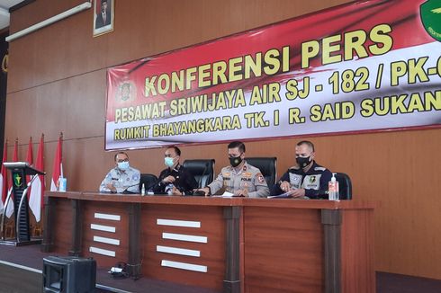 Tim DVI Polri Serahkan Jenazah Kopilot Sriwijaya Air SJ 182 kepada Keluarga, Pagi Tadi