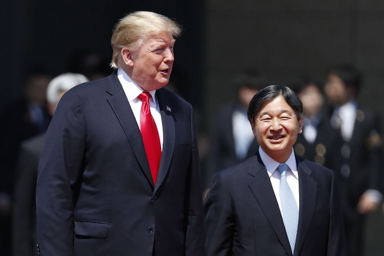 Presiden AS Donald Trump (kiri) berjalan beriringan dengan Kaisar Naruhito di Istana Kekaisaran Jepang, Senin (27/5/2019).