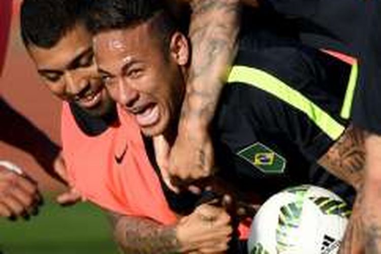 Neymar (kanan) dan Gabriel Jesus bercanda saat berlatih bersama timnas Brasil jelang Olimppiade 2016 di Brasilia, Senin (1/8/2016).