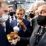 Presiden Perancis Dilempar Telur Sambil Diteriaki 