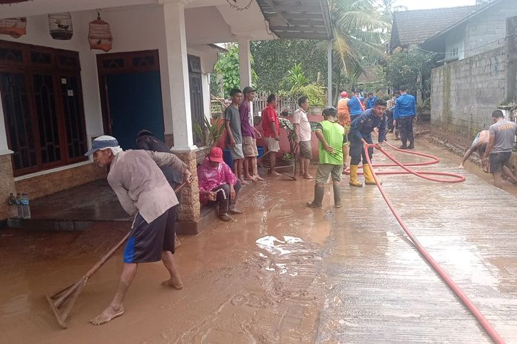 Warga dan petugas bergotongroyong membersihkan lumpur di Desa Ngrapah