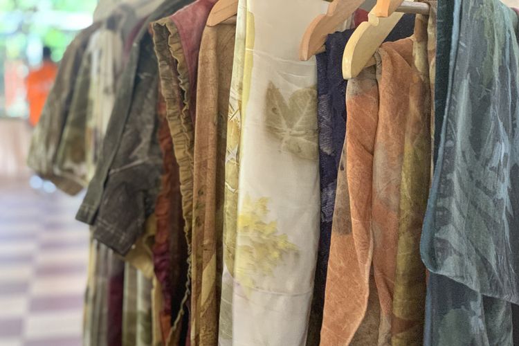 Hasil ecoprint, teknik mencetak mencetak pola alami dari bahan alami tanpa menggunakan pewarna sintetis.