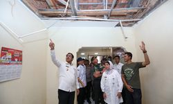 Pj Gubernur Jateng Salurkan Bantuan Rp 392 Juta untuk Perbaikan Perumahan Terdampak Gempa di Batang