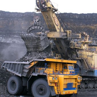 Ilustrasi tambang batu bara, penambangan batu bara.