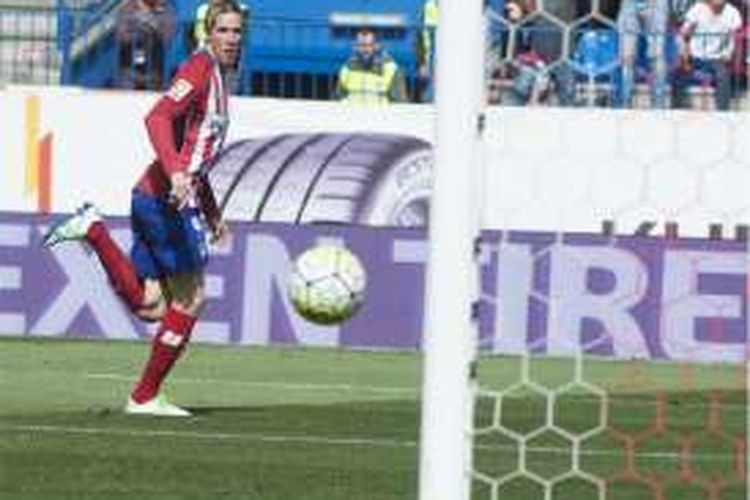 Penyerang Atletico Madrid, Fernando Torres, mencetak gol saat melawan Real Betis pada lanjutan La Liga di Vicente Calderon, Sabtu (2/4/2016).
