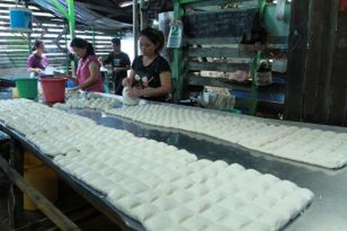 beberapa pekerja sedang memproduksi tahu di salah satu industri pembuatan tahu di Kota Singkawang (2/9/2013). Melambungnya harga bahan baku kedelai disertai susahnya memperoleh bahan baku membuat pengusaha khawatir tidak bisa berproduksi. 