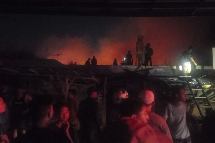 Kebakaran di Pasar Sadang Serang, Kota Bandung, Jawa Barat, Jumat (4/8/2023).