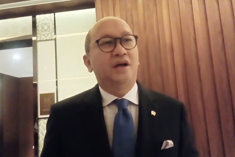 CEO Danantara Rosan P Roeslani memberikan keterangan usai menghadiri Forbes Global CEO Conference di St Regis, Jakarta, Rabu (15/10/2025) malam. 