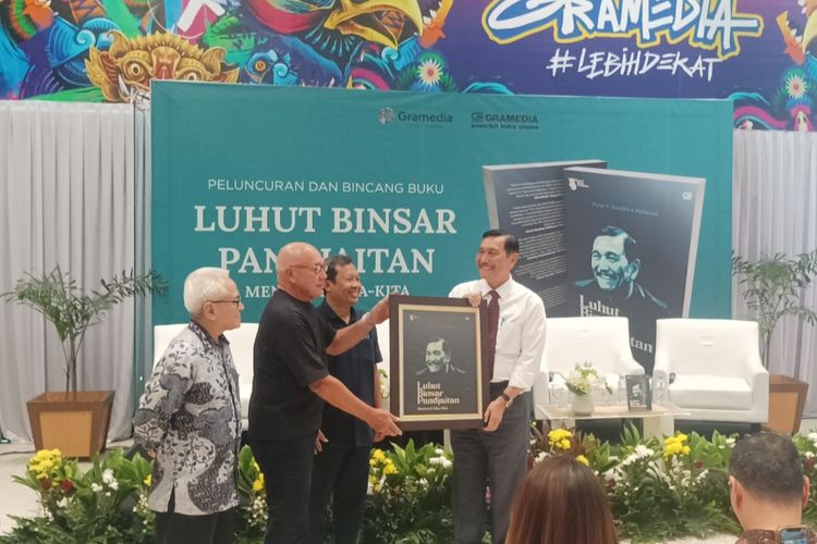 Menko Marves Luhut Binsar Pandjaitan saat menghadiri acara peluncuran dan bincang buku Luhut Binsar Pandjaitan Menurut Kita-kita di Gramedia Matraman, Jakarta, Jumat (29/9/2023).