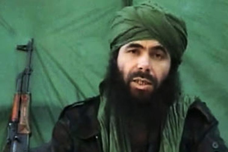 Pimpinan Al Qaeda di Islamic Maghreb (AQIM), Abdelmalek Droukdel alias Abu Musab Abdul Wadud, saat berbicara di lokasi yang tidak diketahui, pada 26 Juli 2010. Abdelmalek Droukdel tewas dibunuh pasukan Perancis pada 5 Juni 2020.