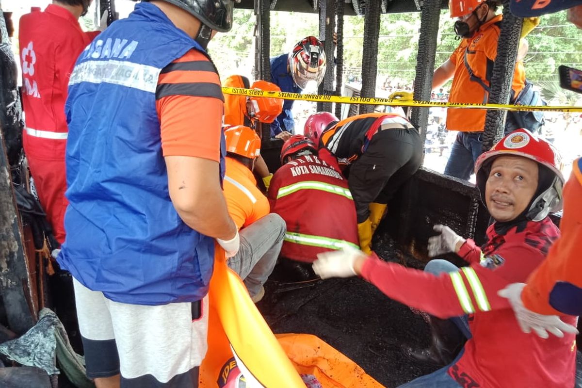 Damkar Samarinda dan relawan sedang evakuasi korban yang tewas terjebak di sebuah rumah di Jalan Jelawat Nomor 25, RT 02, Kelurahan Sidomulyo, Samarinda, Kaltim, Selasa (8/9/2020). 