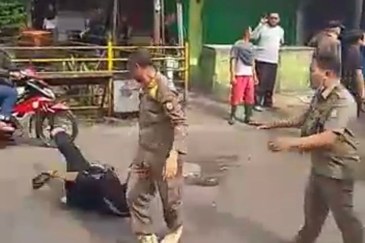Tangkapan layar video aksi arogansi Satpol PP Tangerang Kota di Pasar Anyar. Terlihat seorang pedagang sampai tersungkur usai ditarik Satpol PP.