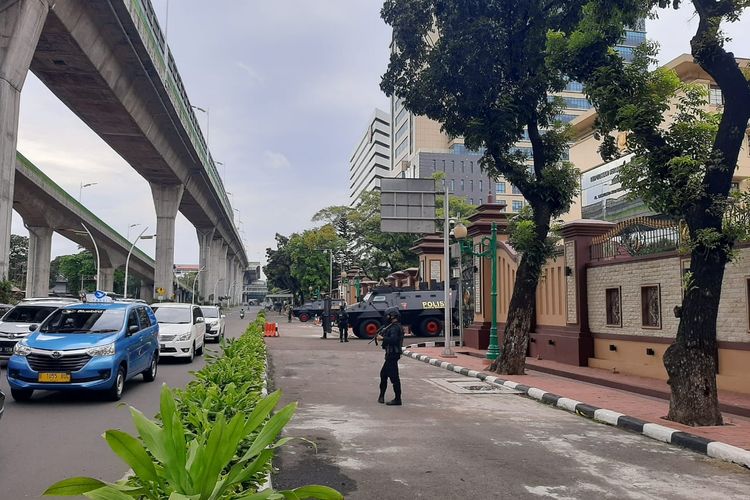 Pengamanan di Gedung Utama Mabes Polri, Jakarta, Kamis (1/4/2021).