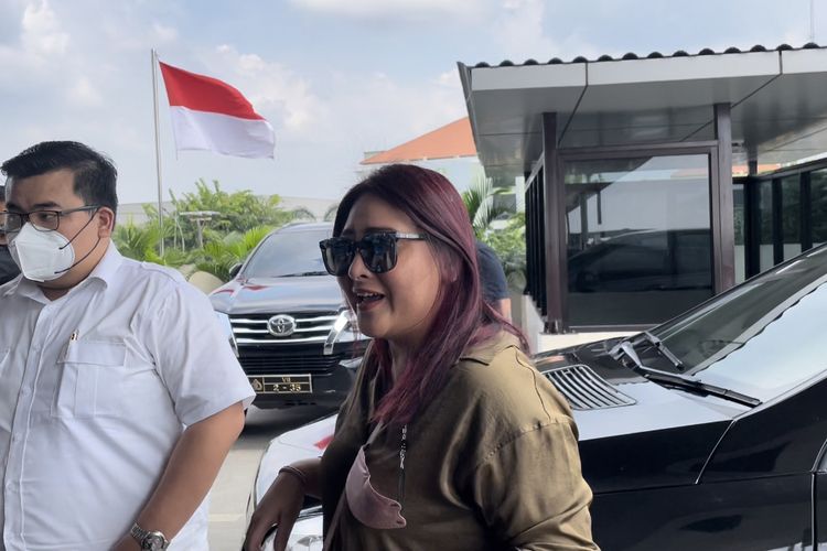 Audy Item memenuhi pemeriksaan di Polres Metro Bekasi, Selasa (21/6/2022). 