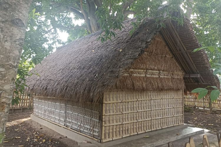Makam Buyut Cungking yang ada di Kabupaten Banyuwangi dengan atap yang terbuat dari ilalang