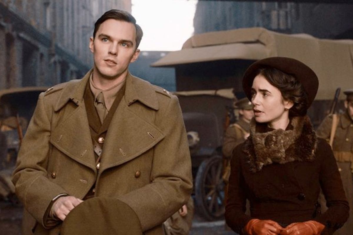 Nicholas Hoult berperan sebagai penulis J.R.R Tolkien bersama Lily Collins di film Tolkien (2019).