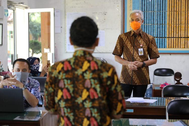 Gubernur Jateng, Ganjar Pranowo saat mengecek proses belajar daring di SMAN 11 Semarang, Rabu (29/7/2020).