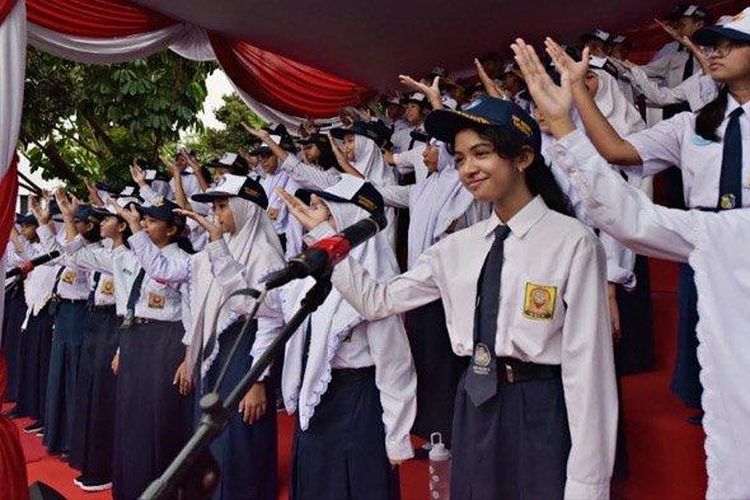 Siswa siswi SMP di Surabaya mengikuti kegiatan di Surabaya beberapa waktu lalu. Menyikapi putusan Mahkamah Konstitusi (MK) yang mewajibkan pemerintah menggratiskan pendidikan SD-SMP swasta, Musyawarah Kerja Kepala Sekolah (MKKS) SMP Swasta Surabaya berharap kepastian intervensi dari pemerintah. 