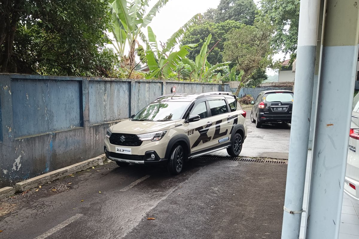 Suzuki XL7 terbaru dengan mesin hybrid 