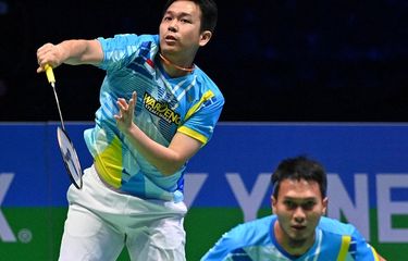 Pasangan ganda putra Indonesia, Hendra Setiawan (kiri) dan Mohammad Ahsan, dalam laga semifinal All England 2022 yang berlangsung di Utilita Arena, Birmingham, Inggris, Sabtu (19/3/2022) malam waktu setempat atau Minggu (20/3/2022) dini hari WIB. Mereka melaju ke babak final setelah mengalahkan pasangan China He Ji Ting dan Tan Qiang sekaligus memastikan all Indonesian final di nomor ganda putra All England 2022. 