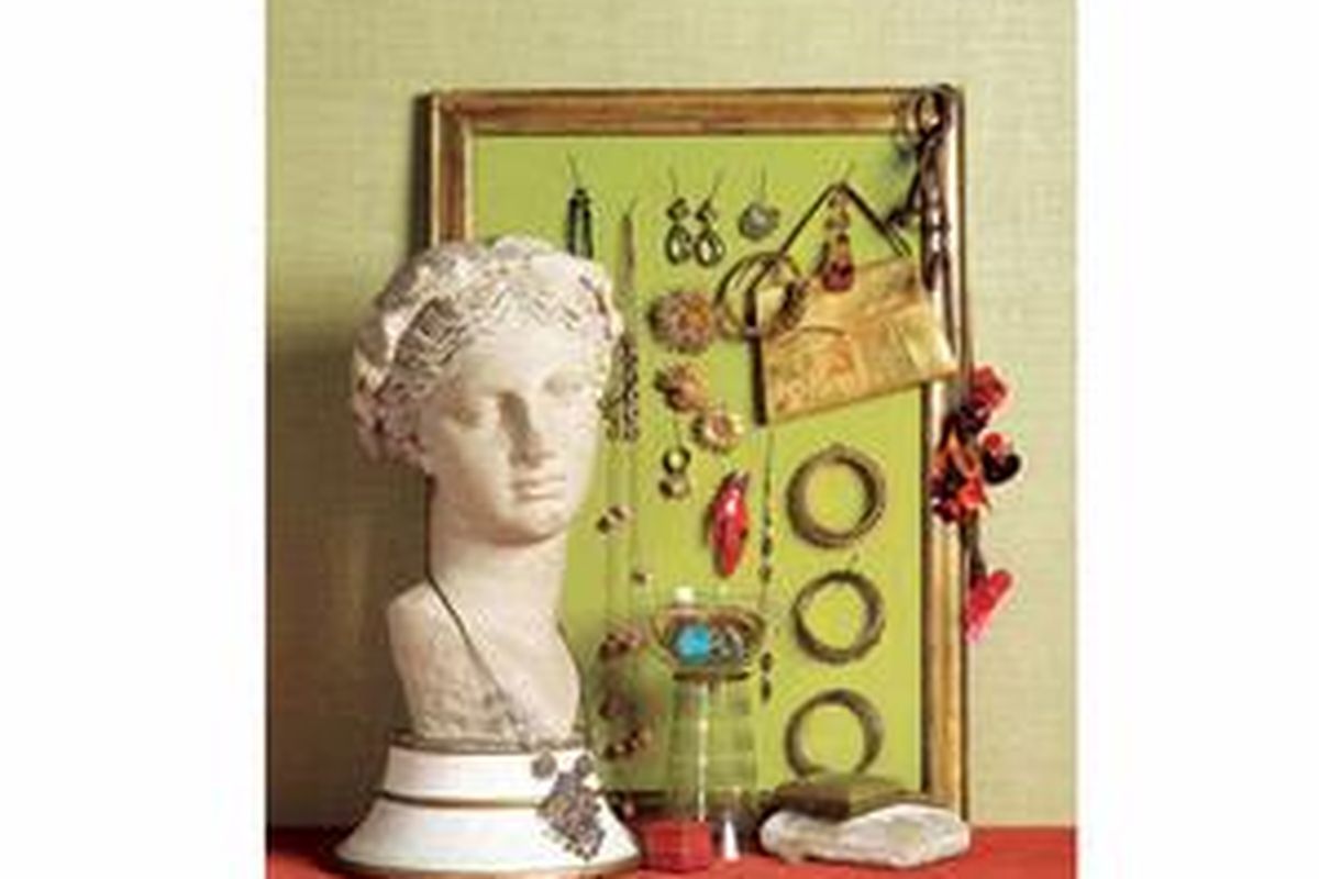 Menyimpan perhiasan dalam jangkauan pandangan akan memudahkan si pengguna otak kanan untuk mencari perhiasan yang tepat setiap saat. 