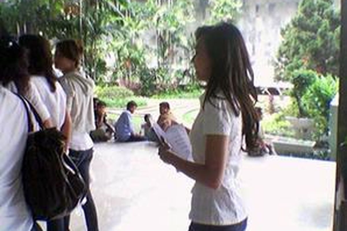 Sejumlah perempuan cantik membawa obat kuat untuk Jaksa Agung Hendarman Supandji di DPR RI.