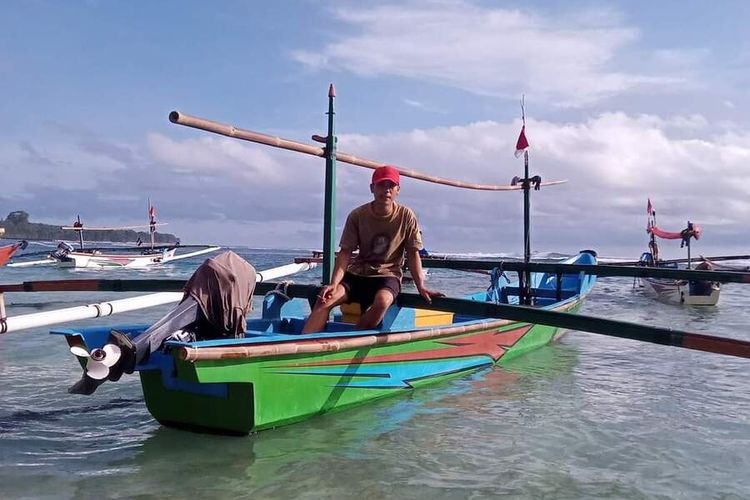 Nelayan Pancing Tuna, di Kabupaten Kaur, Bengkulu saat baru bersandar di Desa Linau, Kecamatan Maje. Dengan naiknya harga BBM, nelayan mengaku harus mendapat Rp 1,5 juta sehari agar dapur ngebul.