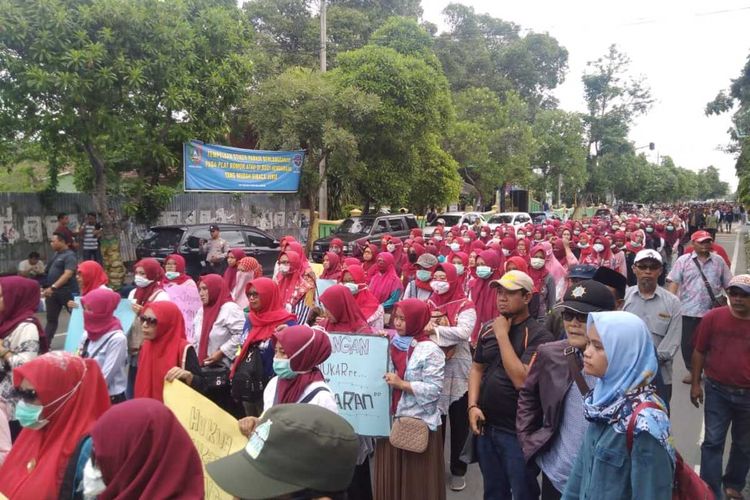 Massa dari keluarga besar pesantren thariqah Shiddiqiyah Ploso, Kabupaten Jombang, Jawa Timur, menggelar aksi di Mapolres Jombang, Selasa (14/1/2020)