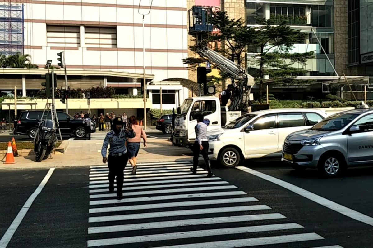 Warga sudah bisa menyebrang di pelican crossing Bundaran HI, Senin (30/7/2018). 