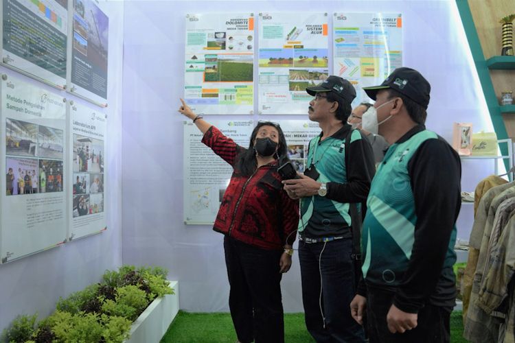 Pengunjung mendapat penjelasan mengenai pengelolaan lingkungan, yang dilakukan SIG di Pabrik Tuban pada kegiatan Jatim Environment Exhibition & Forum 2022 di Surabaya, Senin (12/9/2022).
