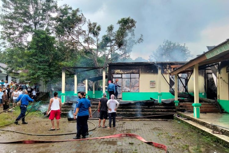 Sebanyak 5 ruangan Asrama Ponpes Darunnajah 4 di Kecamatan Padarincang, Kabupaten Serang, Banten, rusak berat akibat terbakar.