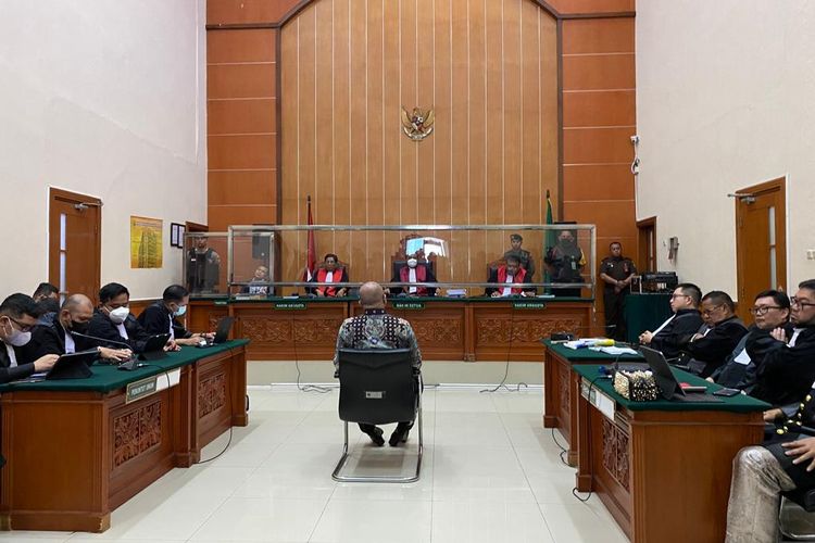 Mantan Kapolda Sumatera Barat Irjen Teddy Minahasa dalam sidang pembacaan vonis di Pengadilan Negeri (PN) Jakarta Barat, Selasa (9/5/2023). 