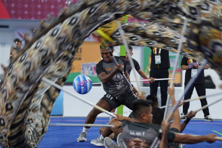 Tim Barongsai Provinsi Sumatera Utara, melakukan manuver sulit dalam pertandingan Naga Kecepatan pada ajang PON XXI Aceh Sumut di Arena Martial Art Sumut Sport Center di Desa Sena, Kecamatan Batang Kuis, Deli Serdang pada Rabu (4/9/2024)