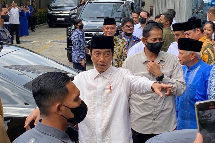 Presiden Joko Widodo (kaos putih) meninggalkan acara silaturahmi bareng ketum parpol di Kantor DPP PAN, Pancoran, Jakarta Selatan, Minggu (2/4/2023)