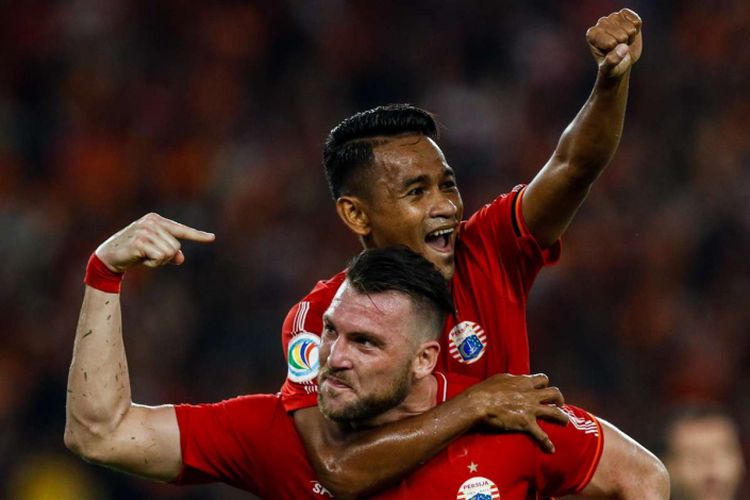 Pemain Persija Jakarta Marko Simic melakukan selebrasi bersama Ramdani Lestaluhu saat mencetak gol saat Penyisihan grup AFC CUP 2018 di Stadion Utama Gelora Bung Karno, Jakarta, Selasa (10/4/2018). Persija menang dengan skor 4-0.