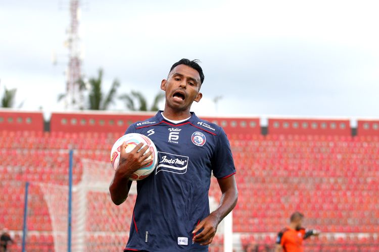 Pemain Arema FC Gilbert Alvarez Vargas saat laga pekan ke-26 Liga 1 2023-2024 melawan Persija Jakarta yang berakhir dengan skor 3-2 di Stadion Kapten I Wayan Dipta Gianyar, Senin (26/2/2024) sore.