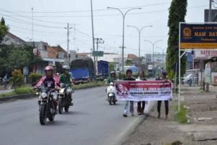 Tiga relawan pendukung Jokowi saat berjalan di depan kantor DPRD Batang, pada Kamis (15/5/2014). 