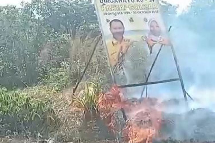 Baliho atau iklan caleg yang ikut terbakar saat karhutla di pinggir ruas jalan Pedindang - Terak, Bangka, Kepulauan Bangka Belitung, Senin (16/10/2023).